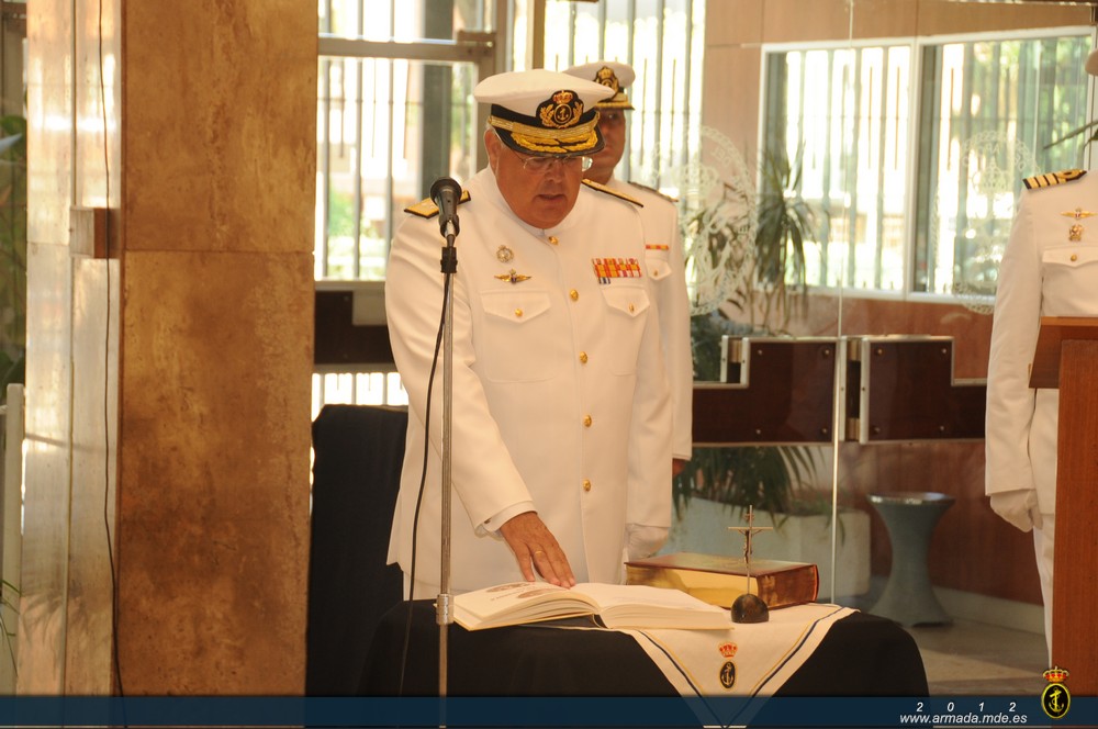 El almirante Estanislao Pery durante el juramento de su cargo como Almirante Jefe del Apoyo Logístico
